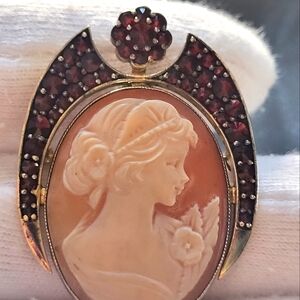 Beautiful unique vintage cameo